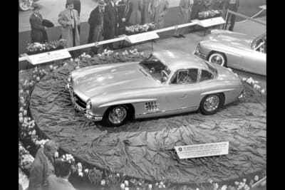 1954年2月のニューヨーク国際オートショーで300SLガルウイングクーペ（W198）と190SL（W121）の2台が同時発表展示された（190SLはプロトタイプ）