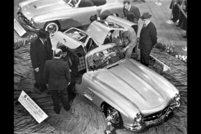 1954年2月のニューヨーク国際オートショーで300SLガルウイングクーペ（W198）と190SL（W121）の2台が同時発表展示され、人気の的であった（190SLはプロトタイプ）