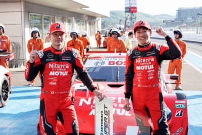 優勝した3号車 Niterra MOTUL Zのドライバー、高星明誠選手（写真左）と三宅淳詞選手