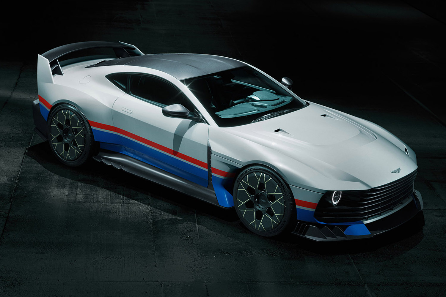 すぐに姿が思い出せる? ヴァルキリー、ヴァラー、ヴァリアント、ヴィクター、ヴァンテージ…。グッドウッドに集まったアストンマーティンを紹介します